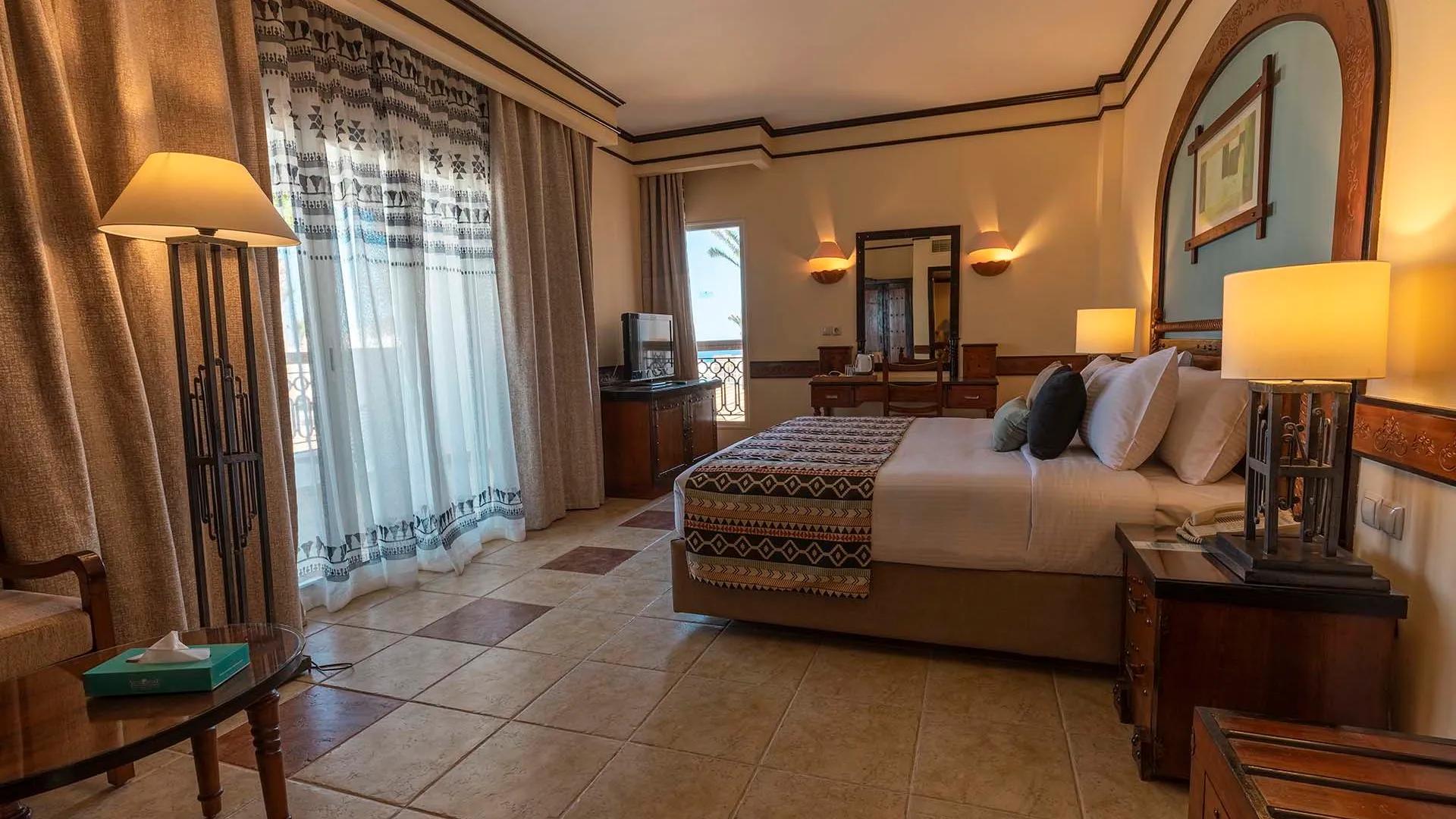 A Bedroom With A Bed And Lamps